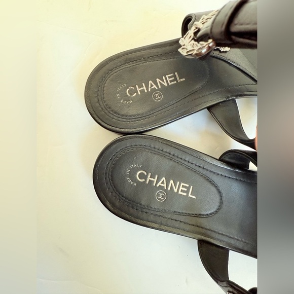 Chanel Black Calfskin Leather Interlocking CC leaf pattern thong flat sandals 38 - Picture 3 of 15